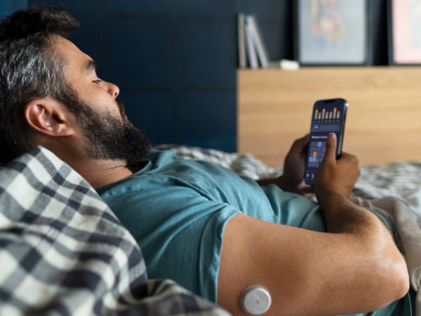 Blood glucose readings taken with a CGM device are displayed on your Smartphone app