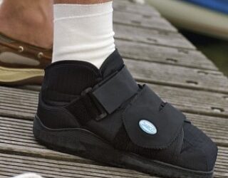 DARCO APQ1B: +POST-OP BOOT SM SQ TOE BLK (Each)