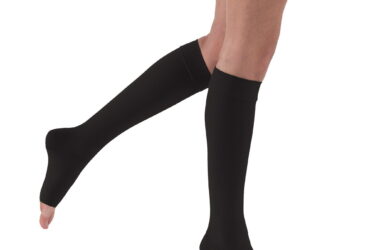 RELIEF KNEE 15-20 CLOSED TOE PETITE BLACK MD